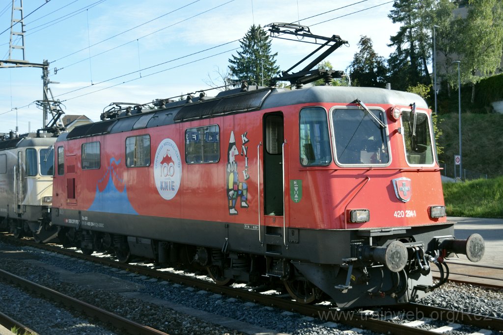 10026-0043-170925.jpg - SBBC Re 420.294-1 ''100 ans Cirque Knie'' (Re 91 85 4 420 294-1 CH-SBBC) / Killwangen-Spreitenbach 17.9.2025