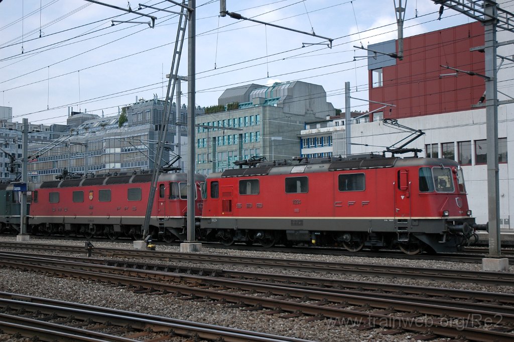 1944-0022-220710.jpg - SBB-CFF Re 4/4'' 11294 + SBB-CFF Re 6/6 11681 ''Immensee'' / Aarau 22.7.2010