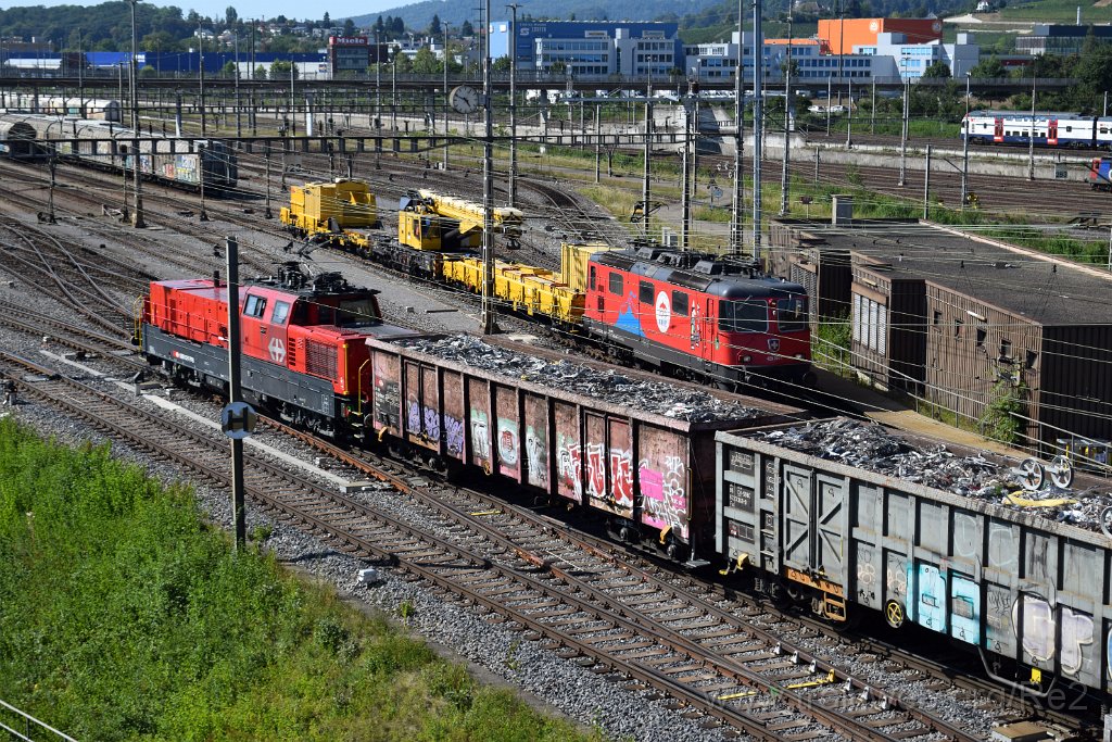 7118-0021-290720.jpg - SBBI Aem 940.001-1 / 42 (Aem 91 85 4 940 001-1 CH-SBBI) + SBBC Re 420.294-1 ''100 ans Cirque Knie'' (Re 91 85 4 420 294-1 CH-SBBC) / RB Limmattal (Brücke Sandäckerstrasse) 29.7.2020