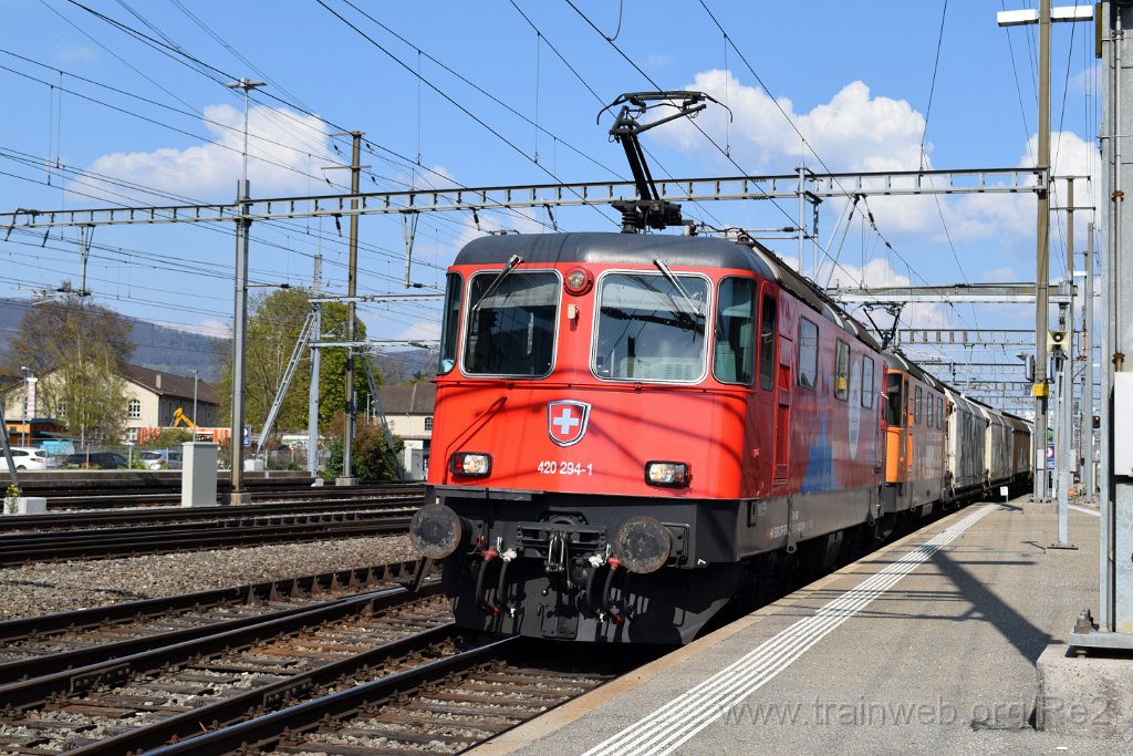 7359-0015-200421.jpg - SBBC Re 420.294-1 ''100 ans Cirque Knie'' (Re 91 85 4 420 294-1 CH-SBBC) + SBBC Re 420.320-4 ''InterRegio Cargo'' (Re 91 85 4 420 320-4 CH-SBBC) / Aarau 20.4.2021