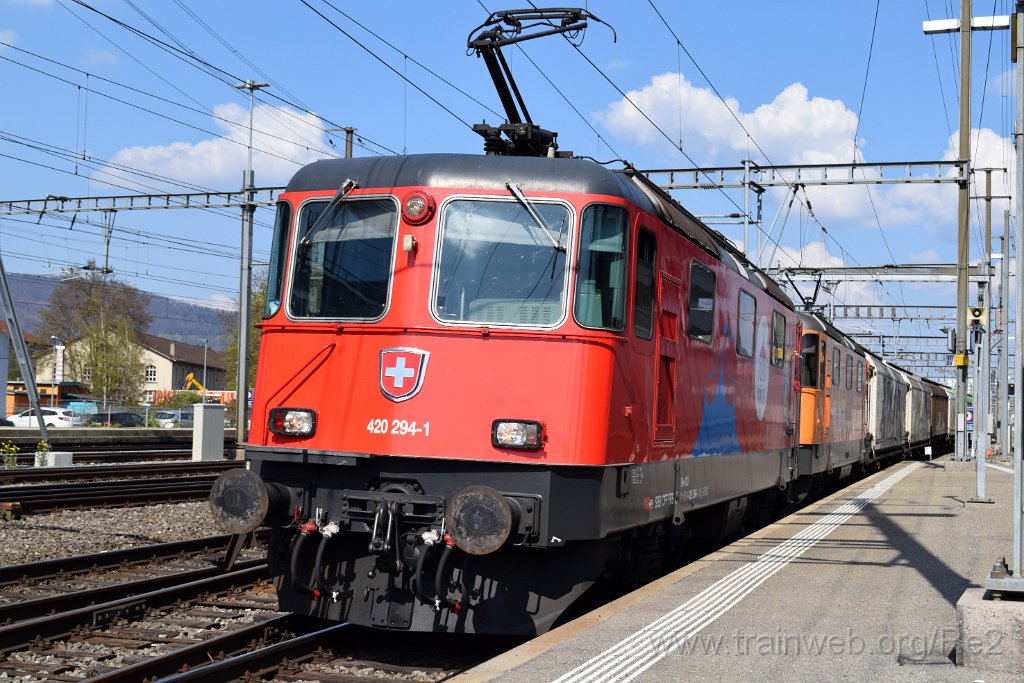 7359-0016-200421.jpg - SBBC Re 420.294-1 ''100 ans Cirque Knie'' (Re 91 85 4 420 294-1 CH-SBBC) + SBBC Re 420.320-4 ''InterRegio Cargo'' (Re 91 85 4 420 320-4 CH-SBBC) / Aarau 20.4.2021