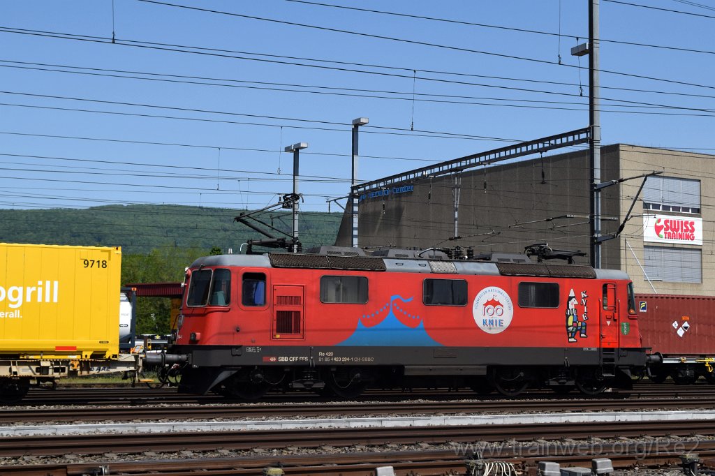 9695-0046-020525.jpg - SBBC Re 420.294-1 ''100 ans Cirque Knie'' (Re 91 85 4 420 294-1 CH-SBBC) / Aarau (Torfeld) 2.5.2025