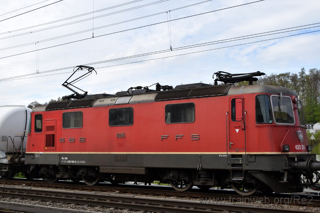 8490-0049-260423.jpg - SBBC Re 4/4'' 11295 (Re 420.295-8)  (Re 91 85 4 420 295-8 CH-SBBC) / Killwangen-Spreitenbach 26.4.2023