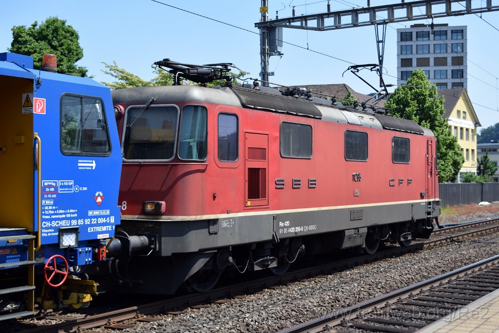 8641-0002-310523.jpg - SBBC Re 4/4'' 11295 (Re 420.295-8)  (Re 91 85 4 420 295-8 CH-SBBC) + Scheuchzer BNA 664 (99 85  92 22 004-5 CH-SCHEU) / Lenzburg 31.5.2023