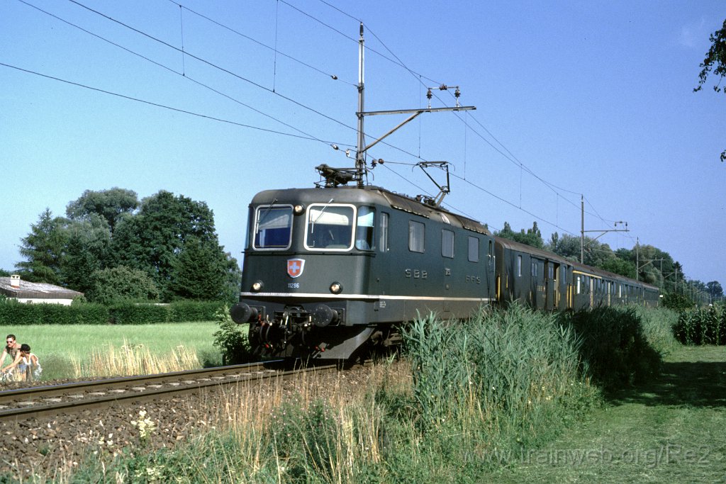 0241-0032.jpg - SBB-CFF Re 4/4'' 11296 / Egnach 15.7.1989