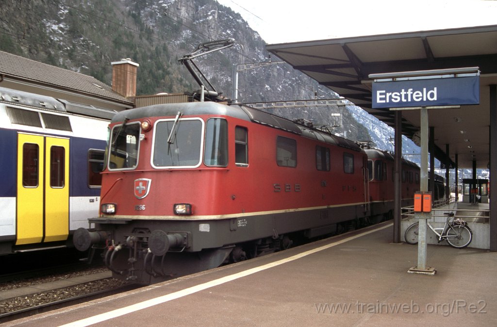 0959-0019.jpg - SBB-CFF Re 4/4'' 11296 + SBB-CFF Re 6/6 11671 ''Othmarsingen'' / Erstfeld 12.3.2004