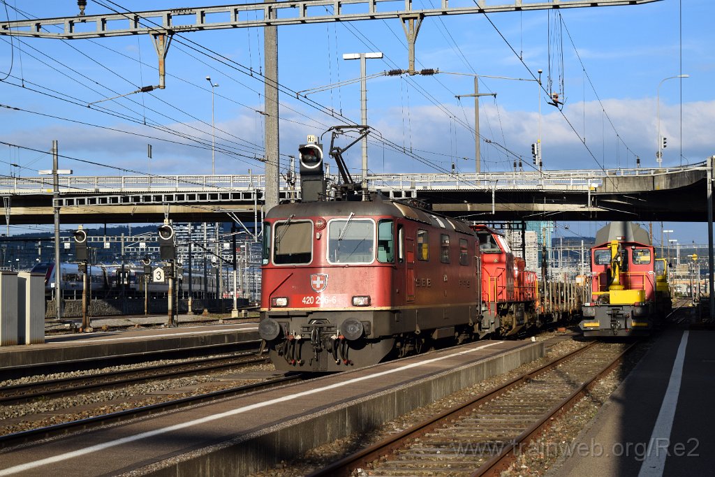 4437-0048-090517.jpg - SBBC Re 4/4'' 11296 (Re 420.296-6)  (Re 91 85 4 420 296-6 CH-SBBC) + SBBI Am 843.019-1 (Am 92 85 8 843 019-1 CH-SBBI) + SBBI Tm 234.129-5 / Zürich-Altstetten 9.5.2017
