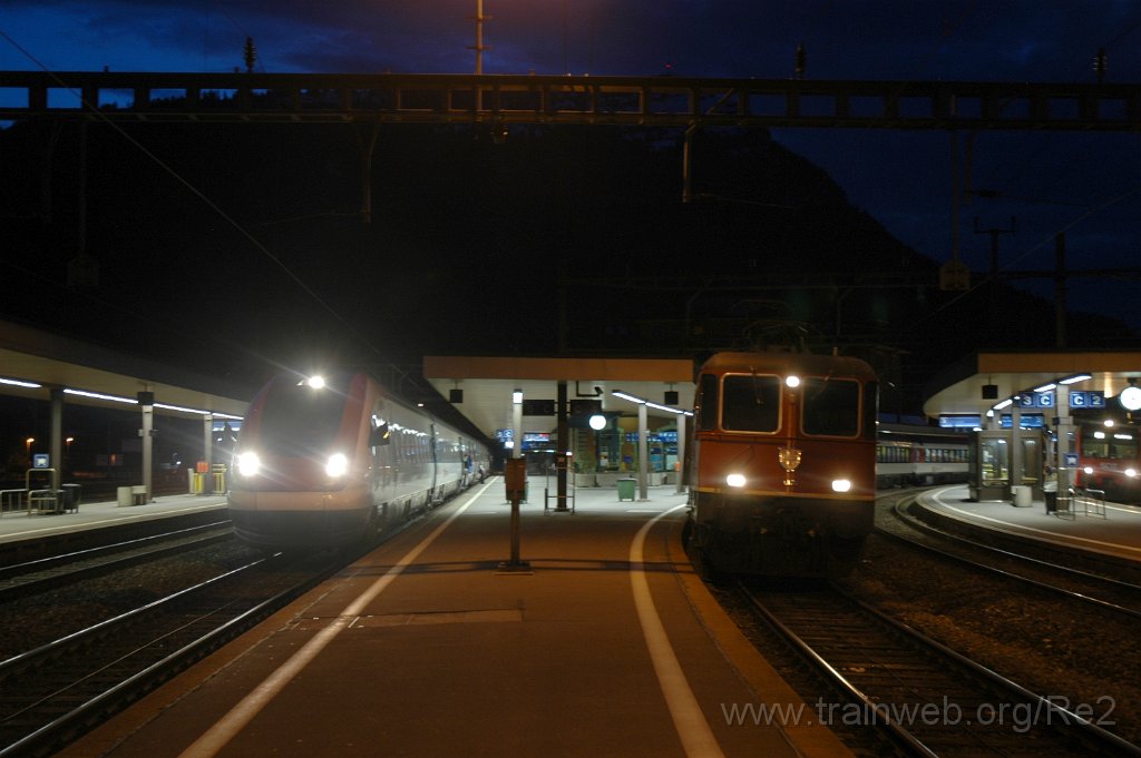 2766-0012-150413.jpg - SBB-CFF ICN RABe 500.039-3 / Bt (ICN) 500.739-8 ''Auguste Piccard'' + SBB-CFF Re 4/4'' 11300 / Arth-Goldau 15.4.2013