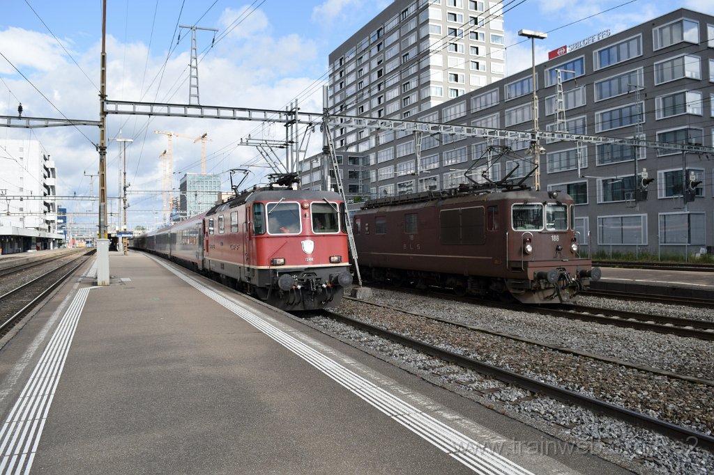 4504-0007-070617.jpg - BLSC Re 4/4 188 (Re 425.188-0)  ''Naters'' (91 85 4 425 188-0 CH-BLSC) + SBB-CFF Re 4/4'' 11300 (Re 420.300-6)  (Re 91 85 4 420 300-6 CH-SBB) / Zürich-Altstetten 7.6.2017