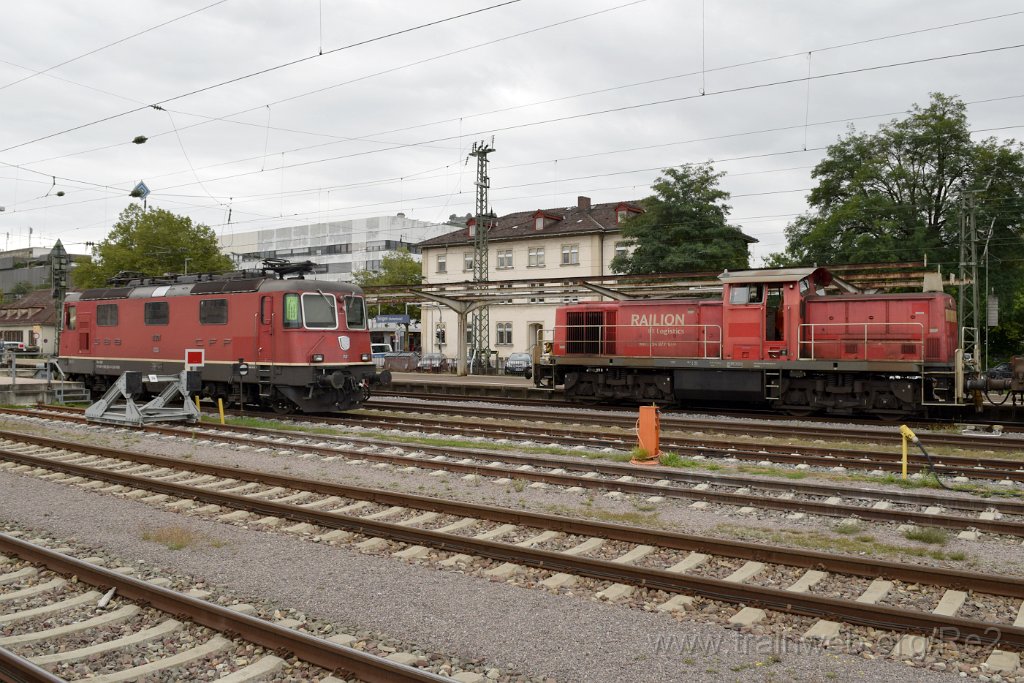 4651-0048-070917.jpg - SBB-CFF Re 4/4'' 11301 (Re 420.301-4)  (Re 91 85 4 420 301-4 CH-SBB) + Railion 294.877-6 (98 80 3 294 877-6 D-DB) / Singen (Htw) 7.9.2017