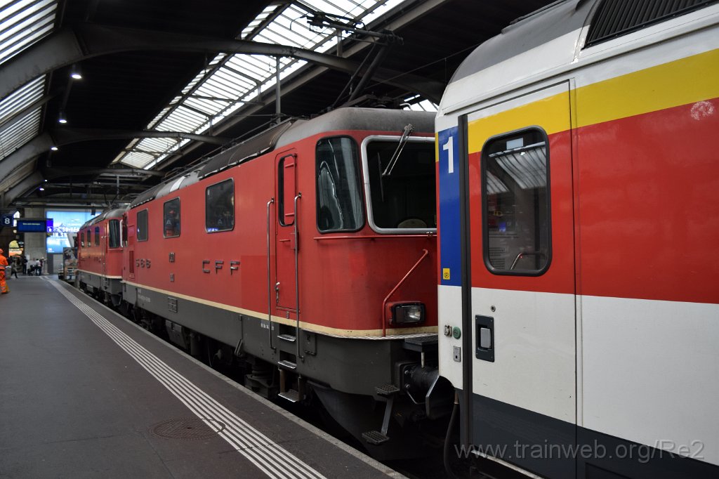 4770-0018-081117.jpg - SBB-CFF Re 4/4'' 11303 (Re 420.303-0)  (Re 91 85 4 420 303-0 CH-SBB) + SBB-CFF Re 4/4'' 11301 (Re 420.301-4)  (Re 91 85 4 420 301-4 CH-SBB) / Zürich HB 8.11.2017