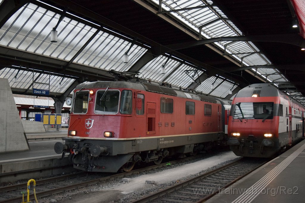5800-0015-121219.jpg - SBB-CFF Re 4/4'' 11301 (Re 420.301-4)  (Re 91 85 4 420 301-4 CH-SBB) + SBB-CFF Bt (IC Dst) 931 (Bt 50 85 26-94 931-0 CH-SBB) / Zürich HB 12.12.2019