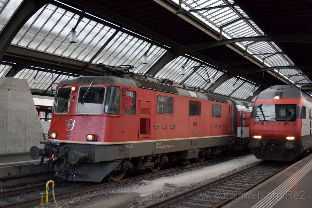 5800-0016-121219.jpg - SBB-CFF Re 4/4'' 11301 (Re 420.301-4)  (Re 91 85 4 420 301-4 CH-SBB) + SBB-CFF Bt (IC Dst) 931 (Bt 50 85 26-94 931-0 CH-SBB) / Zürich HB 12.12.2019