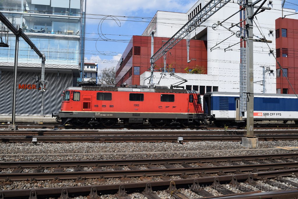 7350-0032-200421.jpg - SBB-CFF Re 4/4'' 11302 (Re 420.302-2)  (Re 91 85 4 420 302-2 CH-SBB) / Aarau 20.4.2021