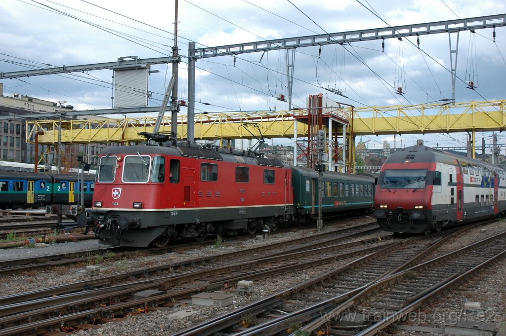 2133-0003-100611.jpg - SBB-CFF Re 4/4'' 11303 + SBB-CFF Bt (IC Dst) 933 (Bt 50 85 26-94 933-6 CH-SBB) / Zürich HB 10.6.2011