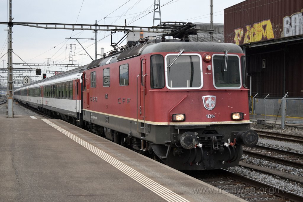 4413-0045-050417.jpg - SBB-CFF Re 4/4'' 11304 (Re 420.304-8)  (Re 91 85 4 420 304-8 CH-SBB) / Killwangen-Spreitenbach 5.4.2017