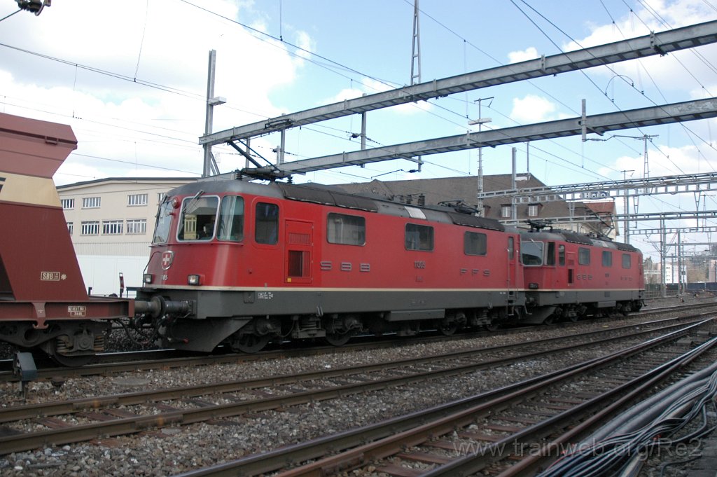 1849-0045-130410.jpg - SBB-CFF Re 4/4'' 11259 + SBB-CFF Re 4/4'' 11305 / Lenzburg 13.4.2010