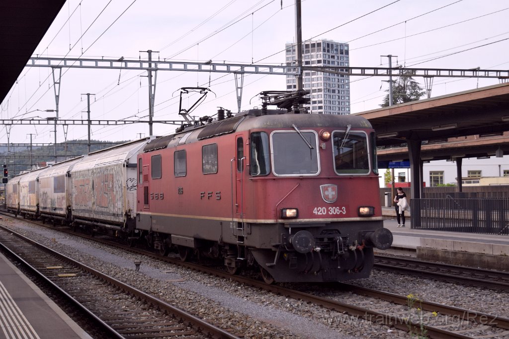 9082-0022-290424.jpg - SBBC Re 4/4'' 11306 (Re 420.306-3)  (Re 91 85 4 420 306-3 CH-SBBC) / Dietikon 29.4.2024