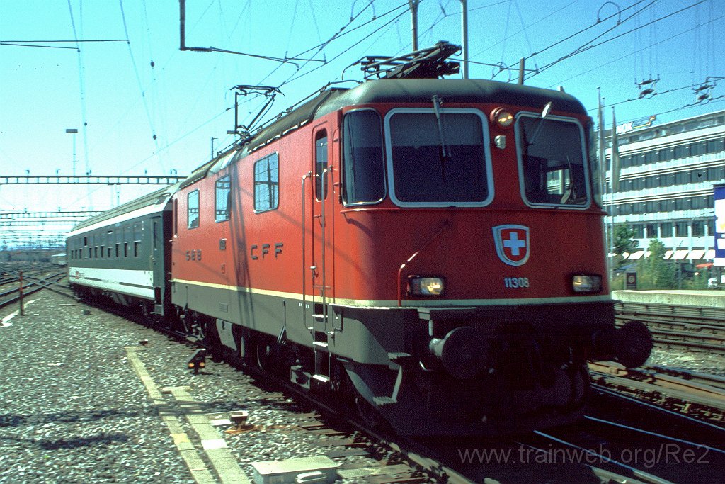 0820-0011.jpg - SBB-CFF Re 4/4'' 11308 / Zürich HB 18.6.2000