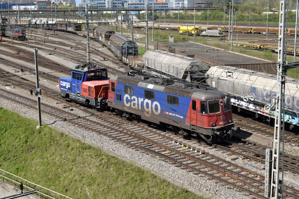 5421-0034-180419.jpg - SBBC Re 420.314-7 (Re 91 85 4 420 314-7 CH-SBBC) + SBBC Eem 923.028-5 ''Geissberg / Walterli'' (Eem 97 85 1 923 028-5 CH-SBBC) / RB Limmattal (Brücke Sandäckerstrasse) 18.4.2019