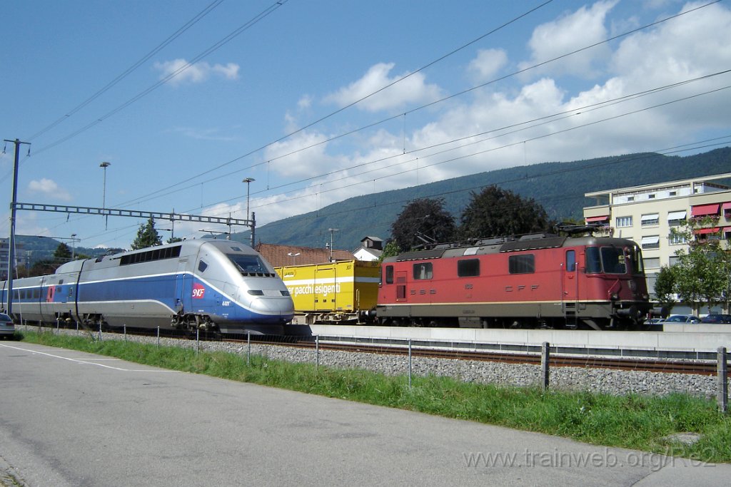 1211-0001-230806.jpg - SNCF TGV 384.001 / 4401 + SBB-CFF Re 4/4'' 11316 / Grenchen-Süd 23.8.2006