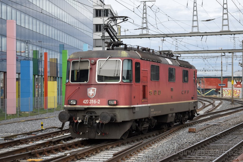 5872-0007-020320.jpg - SBBC Re 4/4'' 11316 (Re 420.316-2)  (Re 91 85 4 420 316-2 CH-SBBC) / Zürich-Altstetten 2.3.2020