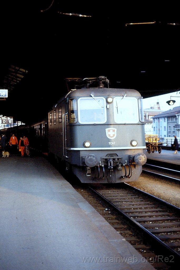 0275-0033.jpg - SBB-CFF Re 4/4'' 11317 / Lausanne 18.3.1990