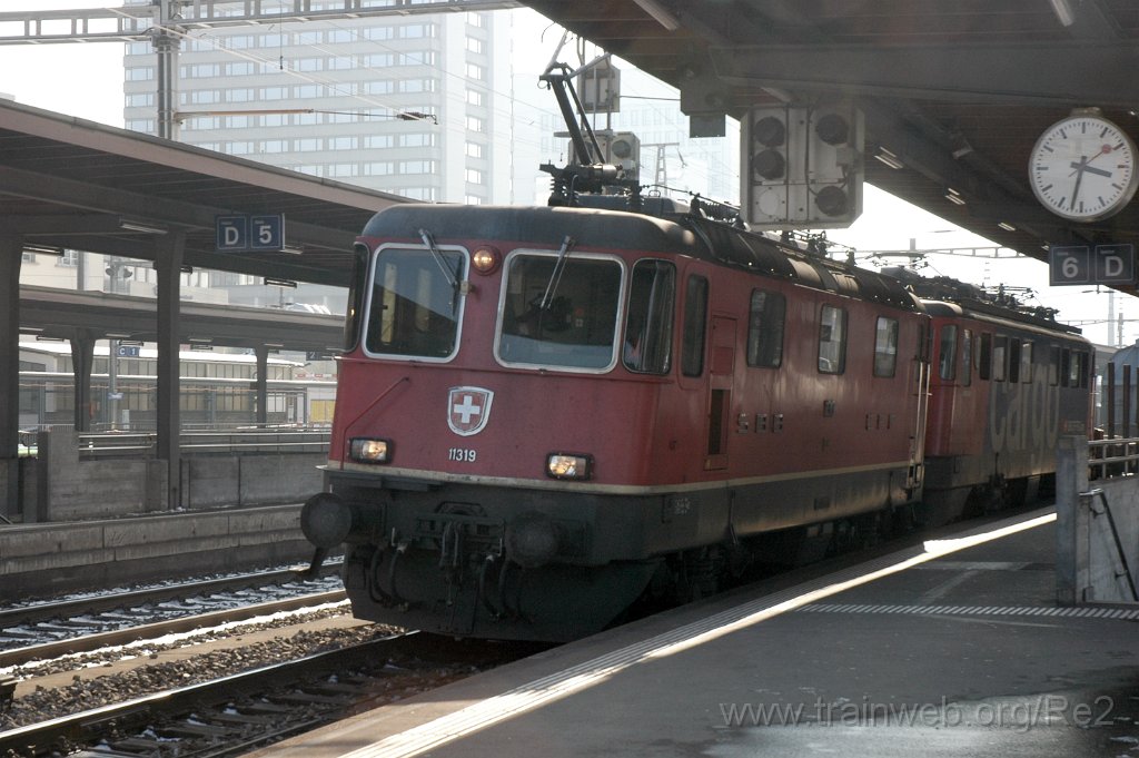 1823-0015-120310.jpg - SBB-CFF Re 4/4'' 11319 + SBBC Ae 610.519-1 ''Giubiasco'' / Zürich-Oerlikon 12.3.2010