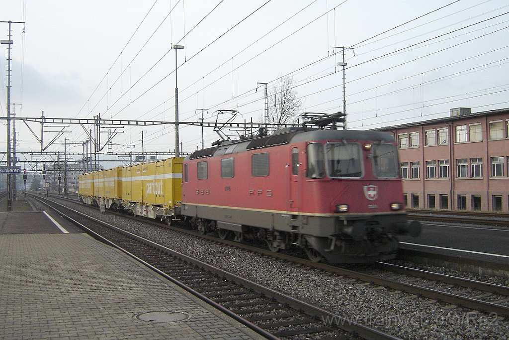 1004-0015-301204.jpg - SBB-CFF Re 4/4'' 11320 / Schlieren 30.12.2004