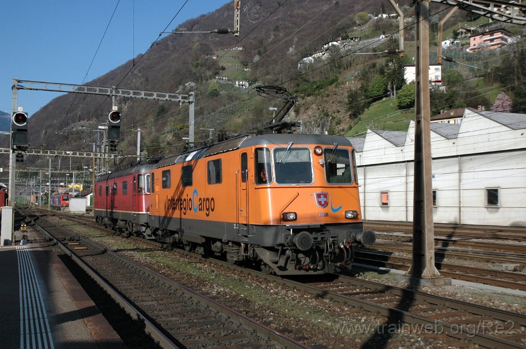 2764-0010-150413.jpg - SBB-CFF Re 4/4'' 11320 / RLAG ''InterRegio Cargo'' + SBB-CFF Re 6/6 11643 ''Laufen'' / Bellinzona 15.4.2013