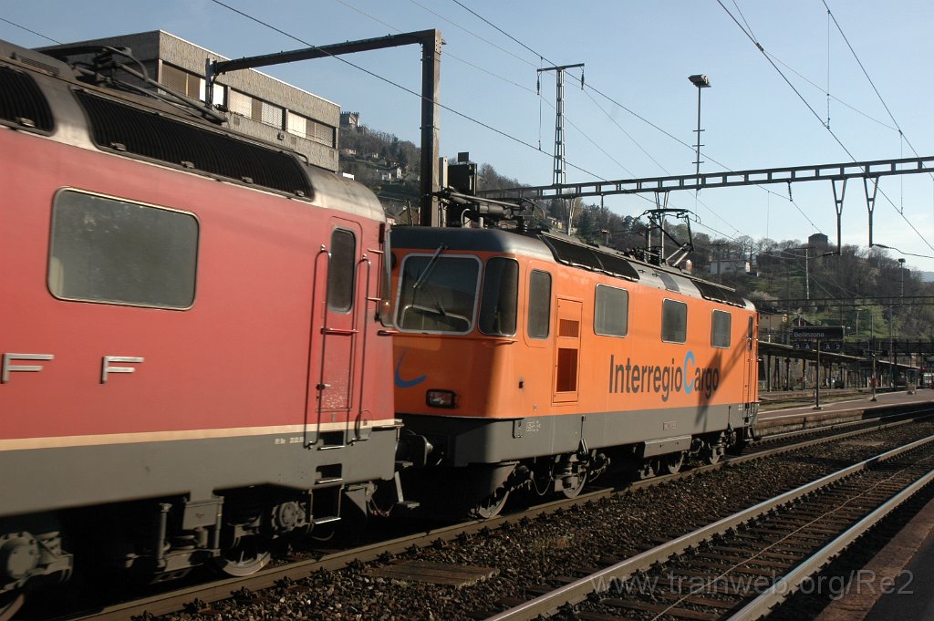 2764-0012-150413.jpg - SBB-CFF Re 4/4'' 11320 / RLAG ''InterRegio Cargo'' + SBB-CFF Re 6/6 11643 ''Laufen'' / Bellinzona 15.4.2013