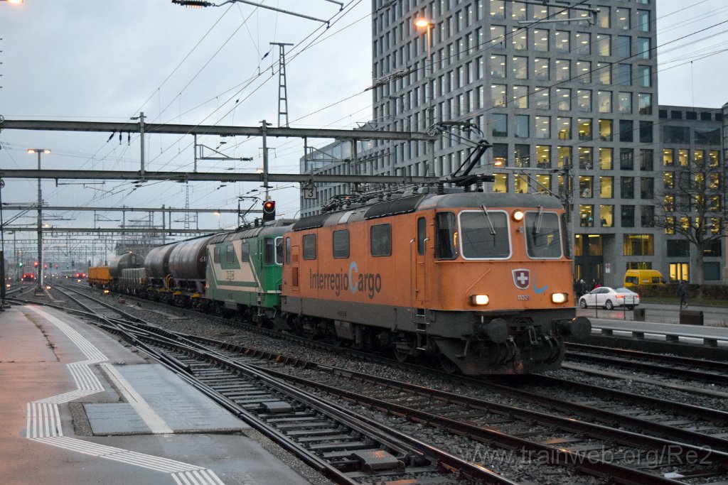 3796-0002-161215.jpg - SBB-CFF Re 4/4'' 11320 ''InterRegio Cargo'' + MBC Re 420.506-8 (Re 91 85 4 420 506-8 CH-MBC) / Zürich-Altstetten 16.12.2015