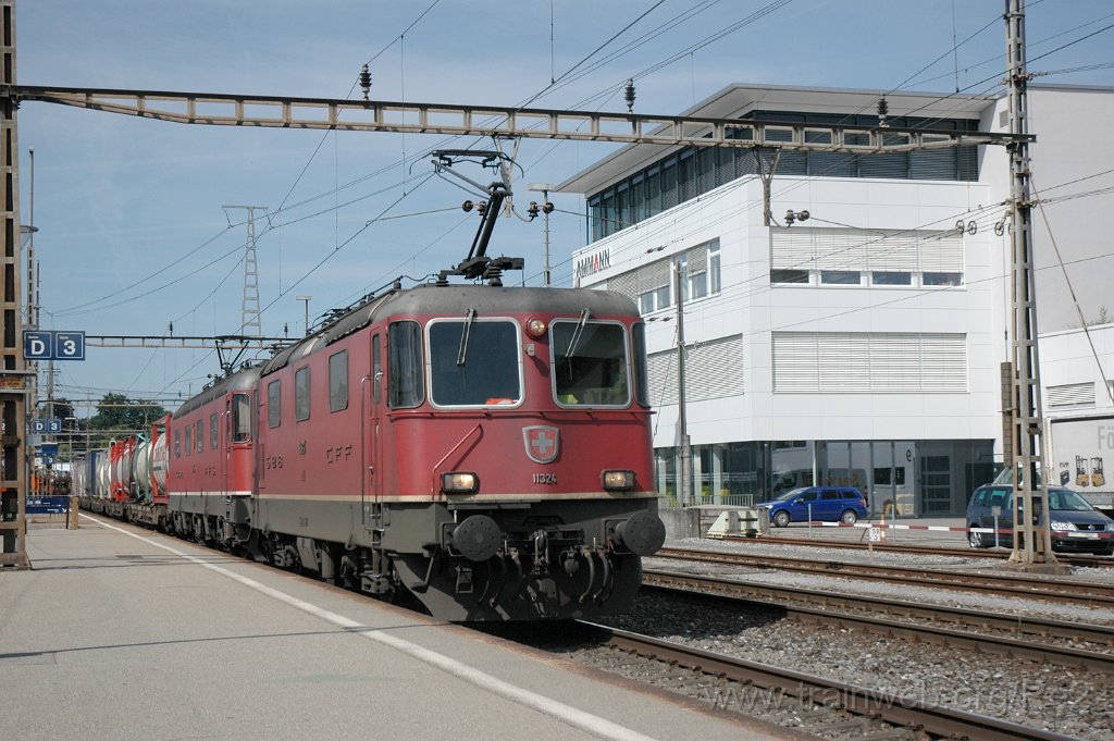 2441-0019-150612.jpg - SBB-CFF Re 4/4'' 11324 + SBB-CFF Re 6/6 11685 ''Sulgen'' / Langenthal 15.6.2012