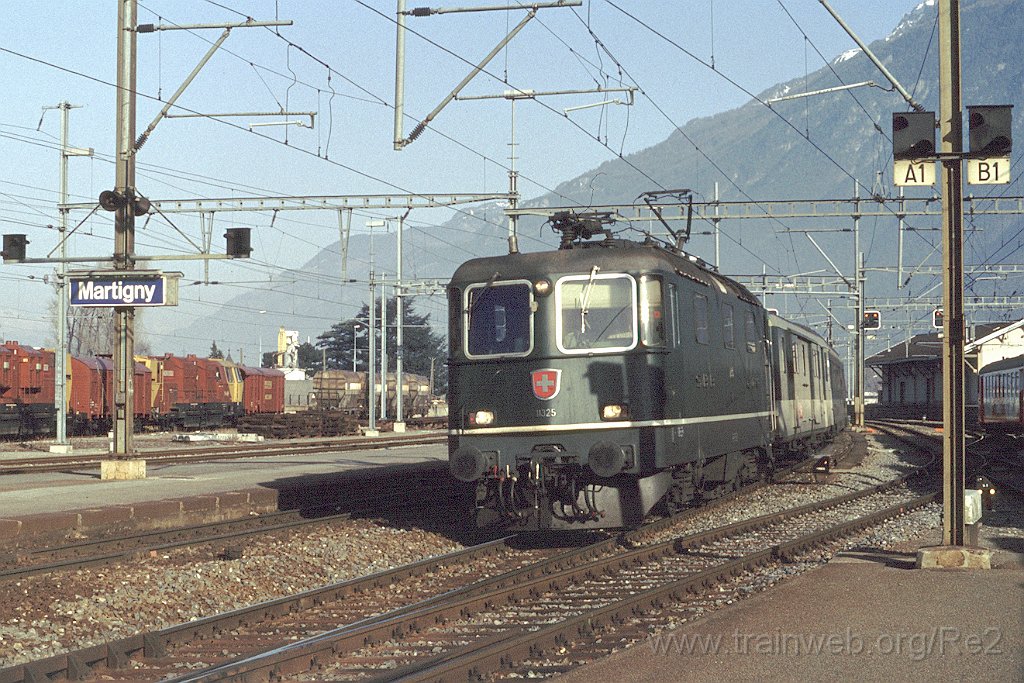 0424-0022.jpg - SBB-CFF Re 4/4'' 11325 / Martigny 14.2.1993