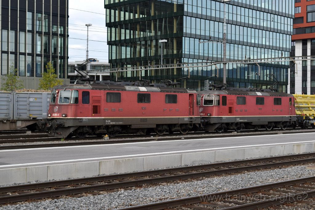 7177-0050-201020.jpg - SBBC Re 4/4'' 11251 (Re 420.251-1)  (Re 91 85 4 420 251-1 CH-SBBC) + SBBC Re 4/4'' 11325 (Re 420.325-3)  (Re 91 85 4 420 325-3 CH-SBBC) / Rotkreuz 20.10.2020