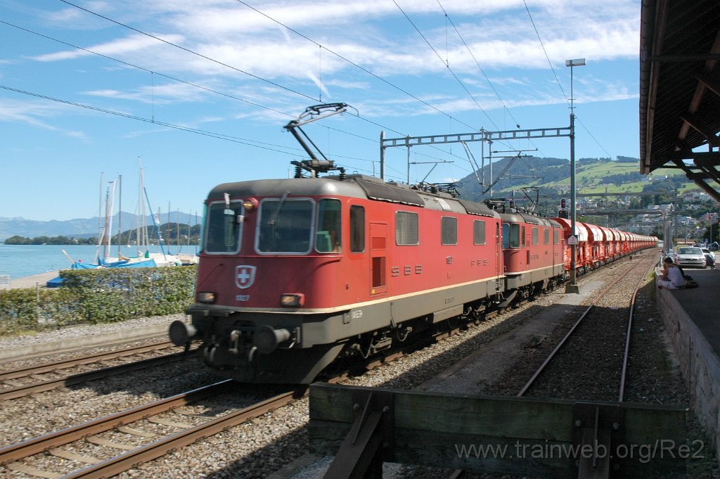 1976-0044-260810.jpg - SBB-CFF Re 4/4'' 11327 + SBB-CFF Re 4/4''' 11357 / Richterswil 26.8.2010