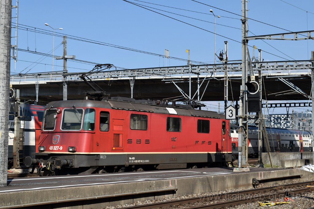 5110-0046-220818.jpg - SBBC Re 4/4'' 11327 (Re 420.327-9)  (Re 91 85 4 420 327-9 CH-SBBC) / Zürich-Altstetten 22.8.2018