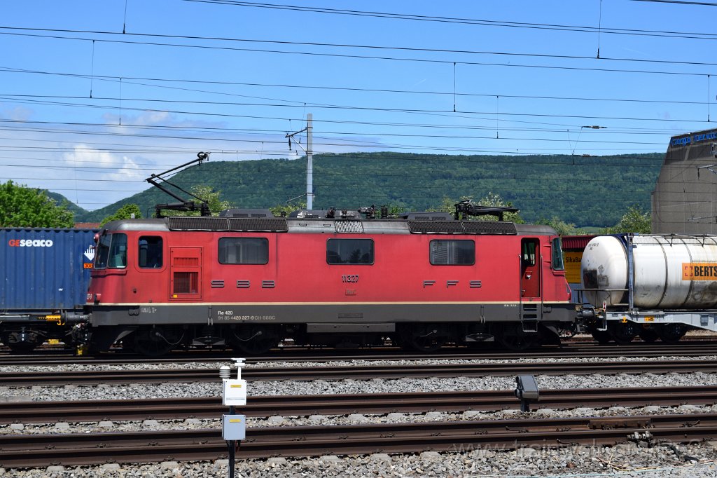 5536-0042-310519.jpg - SBBC Re 4/4'' 11327 (Re 420.327-9)  (Re 91 85 4 420 327-9 CH-SBBC) / Aarau (Torfeld) 31.5.2019