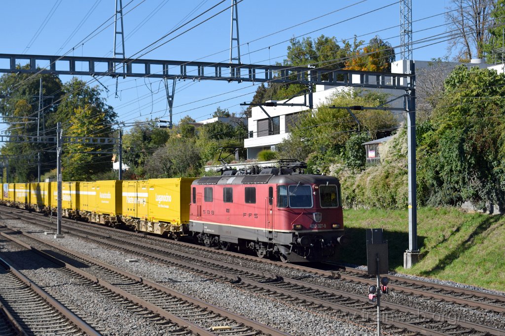 8224-0013-051022.jpg - SBBC Re 4/4'' 11327 (Re 420.327-9)  (Re 91 85 4 420 327-9 CH-SBBC) / Winterthur (Römerstrasse) 5.10.2022