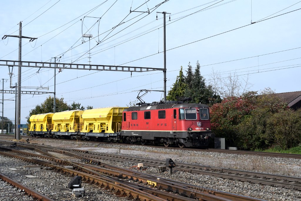 8828-0002-171023.jpg - SBBC Re 4/4'' 11327 (Re 420.327-9)  (Re 91 85 4 420 327-9 CH-SBBC) / Rümlang 17.10.2023