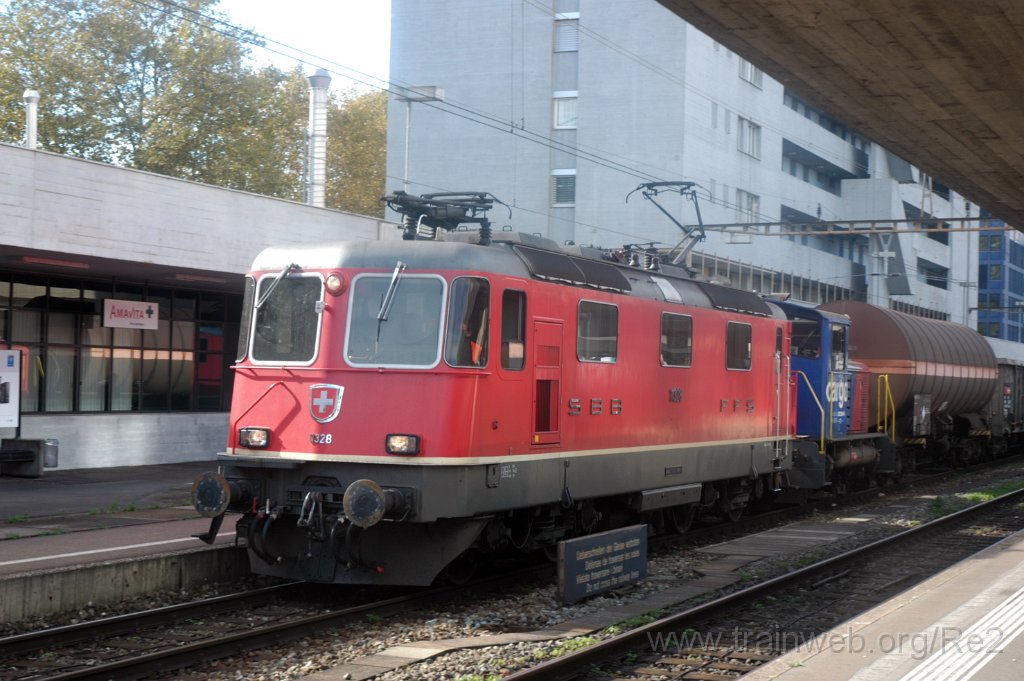 3365-0037-151014.jpg - SBB-CFF Re 4/4'' 11328 + SBBC Tm 232.208-9 / Zürich-Altstetten 15.10.2014