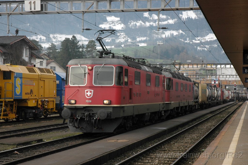 3445-0023-070115.jpg - SBB-CFF Re 4/4'' 11328 + SBB-CFF Re 6/6 11634 ''Aarburg-Oftringen'' / Arth-Goldau 7.1.2015