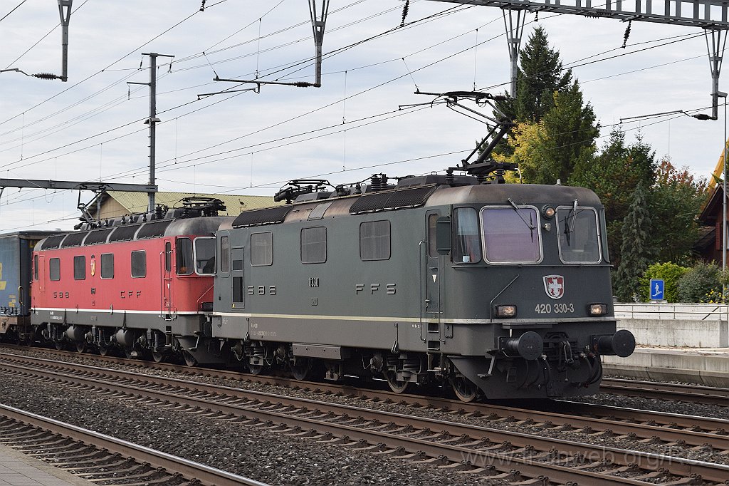 4682-0032-041017.jpg - SBBC Re 4/4'' 11330 (Re 420.330-3)  (Re 91 85 4 420 330-3 CH-SBBC) + SBBC Re 6/6 11667 (Re 620.067-9)  ''Bodio'' (Re 91 85 4 620 067-9 CH-SBBC) / Rothrist 4.10.2017