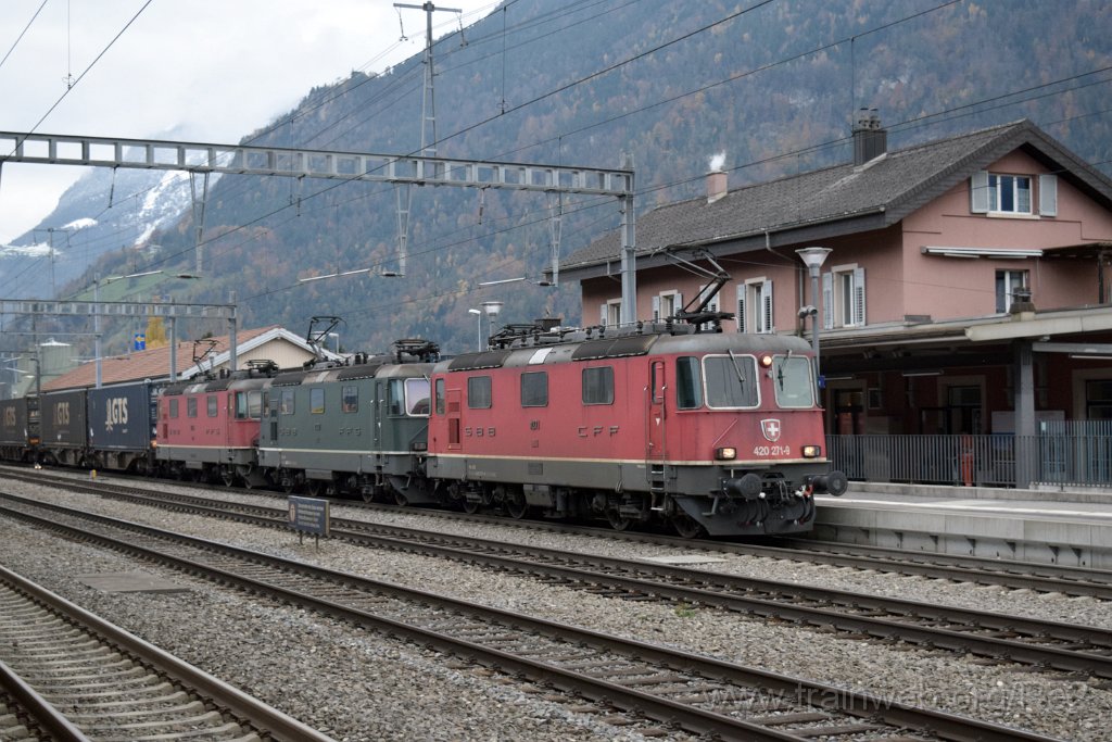 4766-0033-071117.jpg - SBBC Re 4/4'' 11271 (Re 420.271-9)  (Re 91 85 4 420 271-9 CH-SBBC) + SBBC Re 4/4'' 11330 (Re 420.330-3)  (Re 91 85 4 420 330-3 CH-SBBC) + SBBC Re 4/4'' 11335 (Re 420.335-2)  (Re 91 85 4 420 335-2 CH-SBBC) / Altdorf 7.11.2017