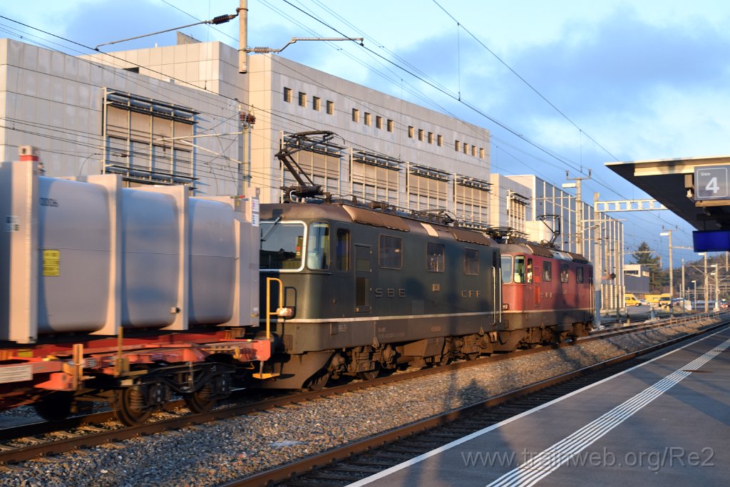 5245-0022-281218.jpg - SBBC Re 4/4'' 11284 (Re 420.284-2)  (Re 91 85 4 420 284-2 CH-SBBC) + SBBC Re 4/4'' 11330 (Re 420.330-3)  (Re 91 85 4 420 330-3 CH-SBBC) / Mägenwil 28.12.2018