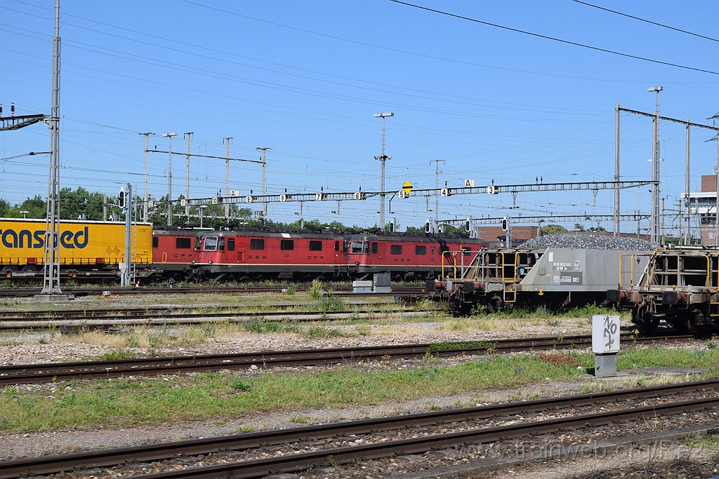 3998-0049-100716.jpg - SBB-CFF Re 4/4'' 11331 + SBB-CFF Re 6/6 11629 ''Interlaken'' / Muttenz (RB) 10.7.2016
