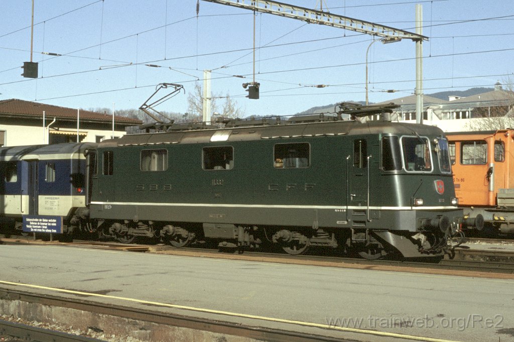 0421-0026.jpg - SBB-CFF Re 4/4'' 11332 / Spiez 17.1.1993
