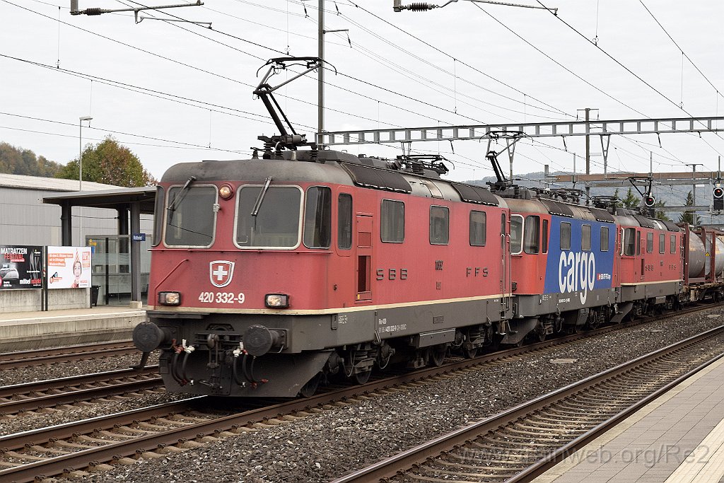 4678-0027-041017.jpg - SBBC Re 4/4'' 11332 (Re 420.332-9)  (Re 91 85 4 420 332-9 CH-SBBC) + SBBC Re 421.372-4 (Re 91 85 4 421 372-4 CH-SBBC) + SBBC Re 4/4'' 11348 (Re 420.348-5)  (Re 91 85 4 420 348-5 CH-SBBC) / Rothrist 4.10.2017