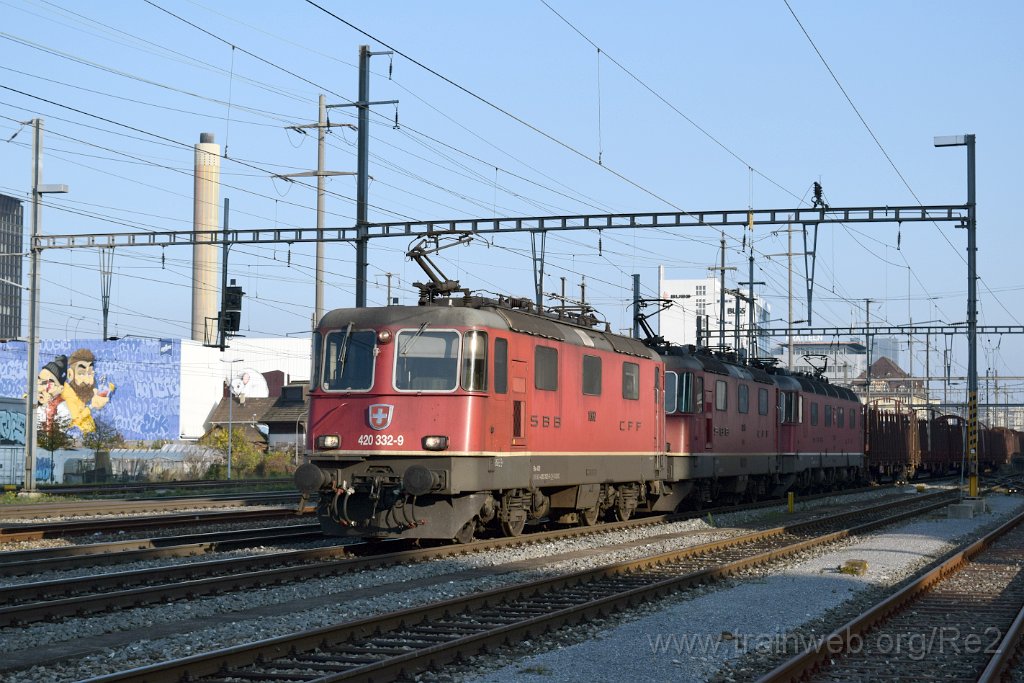 5208-0038-171118.jpg - SBBC Re 4/4'' 11332 (Re 420.332-9)  (Re 91 85 4 420 332-9 CH-SBBC) + SBBC Re 4/4'' 11275 (Re 420.275-0)  (Re 91 85 4 420 275-0 CH-SBBC) + SBBC Re 6/6 11625 (Re 620.025-7)  ''Oensingen'' (Re 91 85 4 620 025-7 CH-SBBC) / Pratteln 17.11.2018