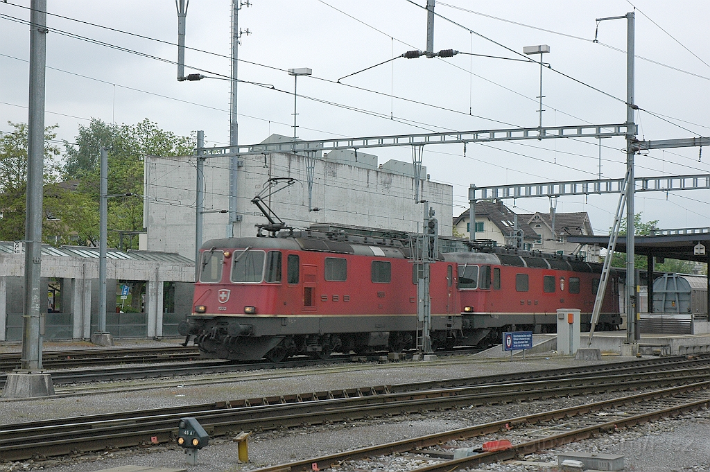1872-0001-200510.jpg - Re 4/4" 11333 + Re 6/6 11613 "Rapperswil" / Regensdorf-Watt 20.5.2010